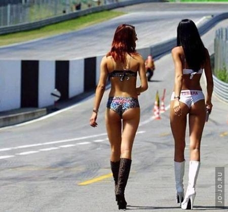 Девушки на гонках