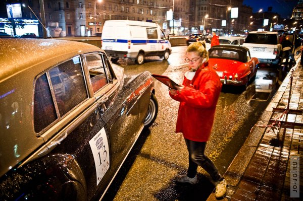 Ночная гонка исторических автомобилей в Москве