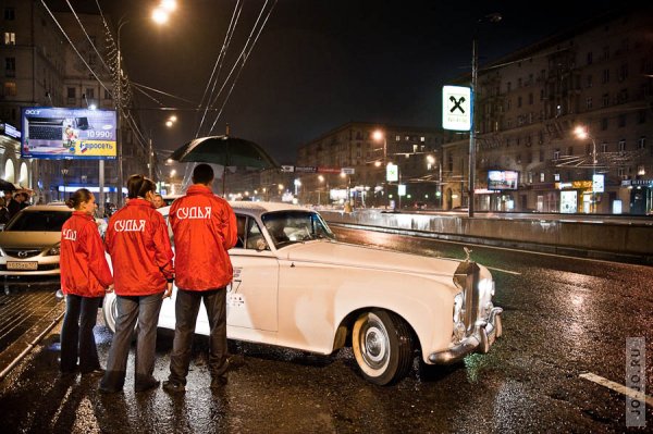 Ночная гонка исторических автомобилей в Москве
