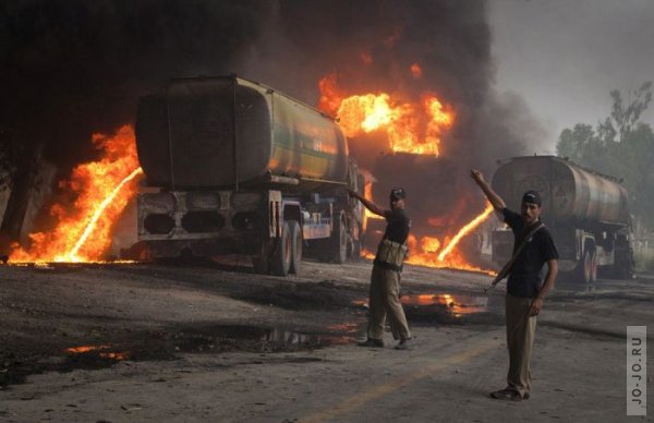 Взрыв цистерн с топливом в Пакистане