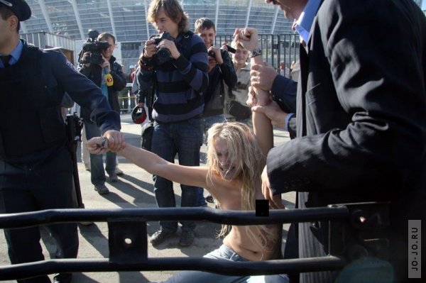  FEMEN  -2012