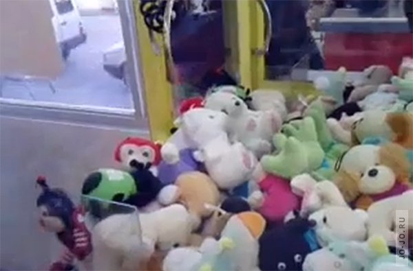 Эффективный способ доставать игрушки из автомата