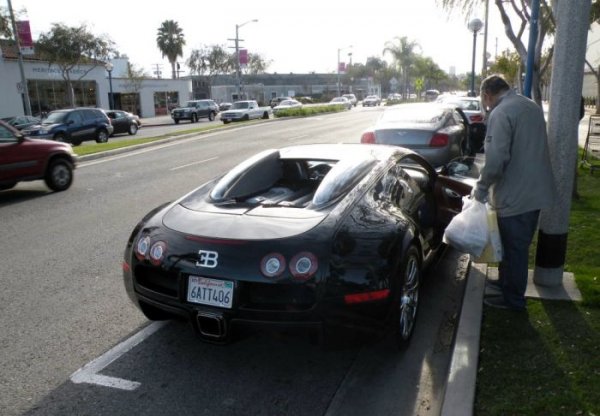 Симпатичный пассажир в Bugatti Veyron