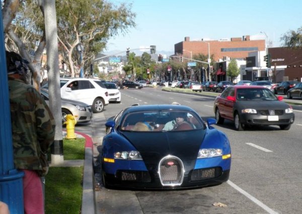 Симпатичный пассажир в Bugatti Veyron