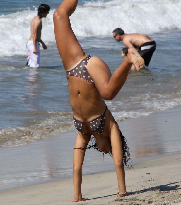 Молодая нудистка показала грудь на пляже