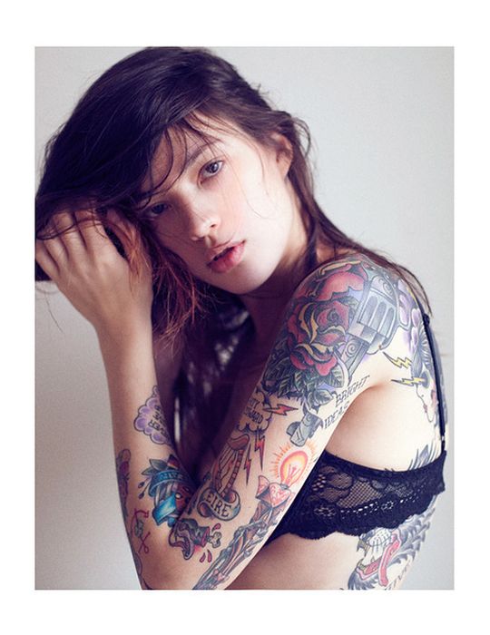 Потрясающие татуировками на стройных девушках