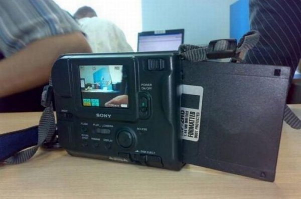 Фотоаппарат, использующий дискеты в качестве памяти