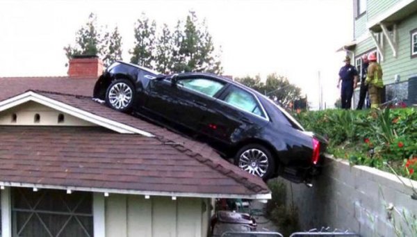 Припарковал свой Кадиллак на крыше соседа