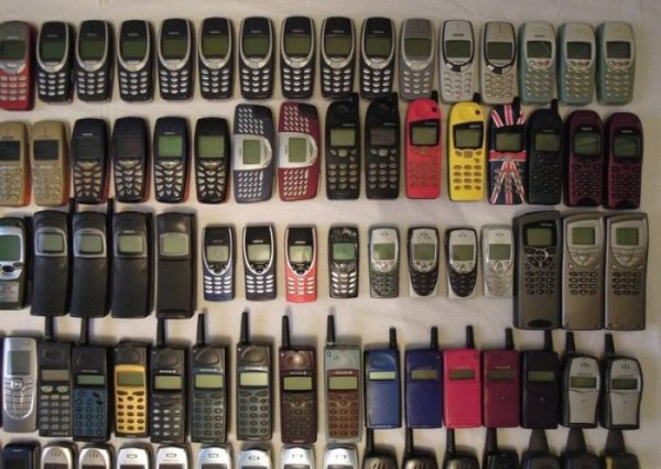 Огромная коллекция классических мобильных телефонов за бесценок