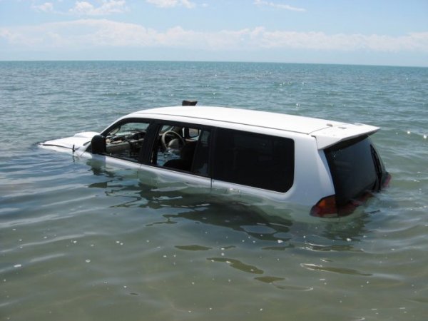 Пьяный водитель думал, что его джип умеет плавать