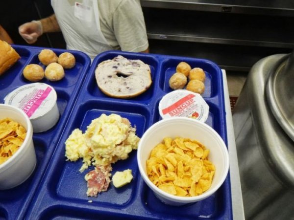 Рацион питания в американской столовой для бездомных
