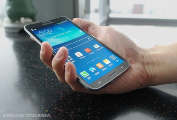 Samsung анонсировала первый в мире смартфон с изогнутым экраном
