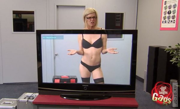 X-Ray TV Reveals Sexy Girl in Lingerie Prank