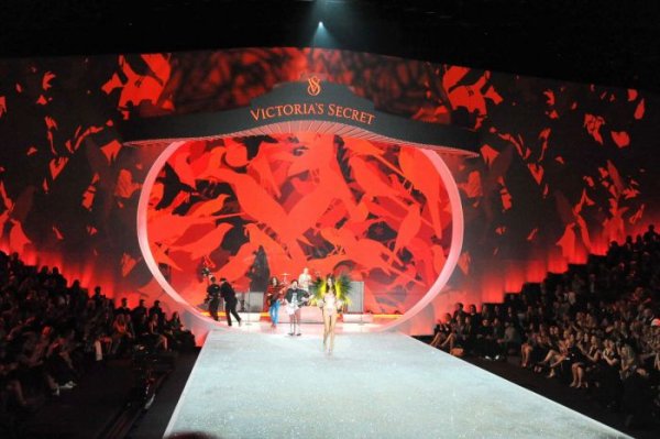 2013 Victorias Secret Fashion Show