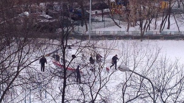 Ученик 11-го класса захватил заложников в московской школе