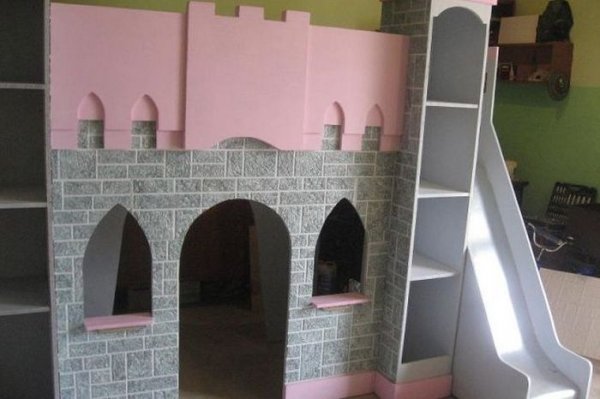 Отец построил сказочный домик для своей дочери