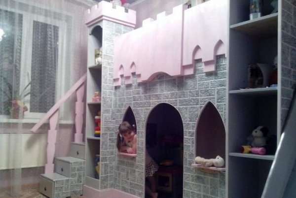 Отец построил сказочный домик для своей дочери