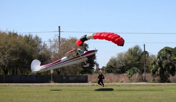 Столкновение парашютиста с самолетом при посадке