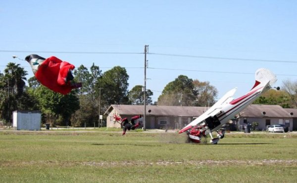Столкновение парашютиста с самолетом при посадке