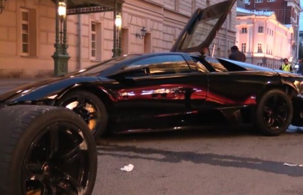 Lamborghini протаранил витрину ЦУМа в Москве