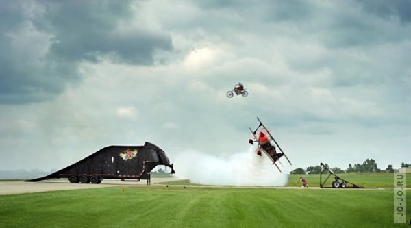 Прыжок на мотоцикле над летящим самолетом стал гвоздем авиа-шоу Cameron Airshow 2014 (+видео)