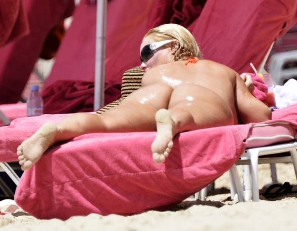 "Коко" Остин в откровенном бикини на пляже