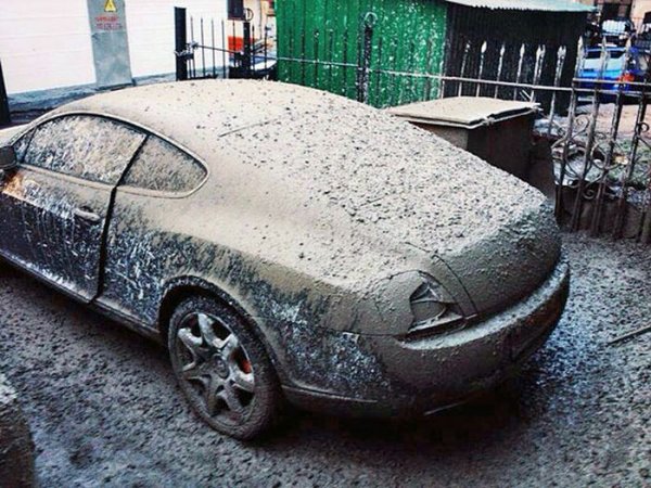 В Москве бетономешалка разгрузила бетон прямо на Bentley