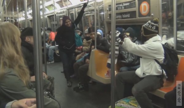 Чревовещатель цепляет девушек в метро.