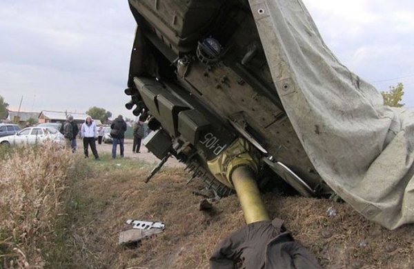 Военные умудрились перевернуть танк в Омске