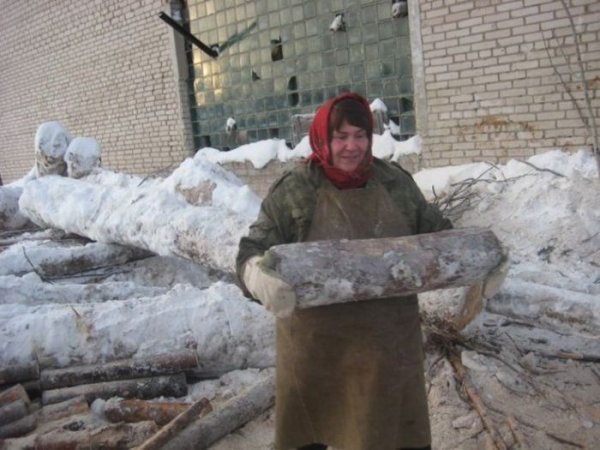Тяжелый женский труд на предприятии в Архангельской области