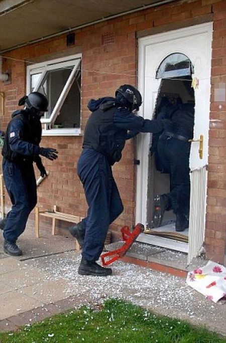 Полицейские из Великобритании не умеют выбивать двери