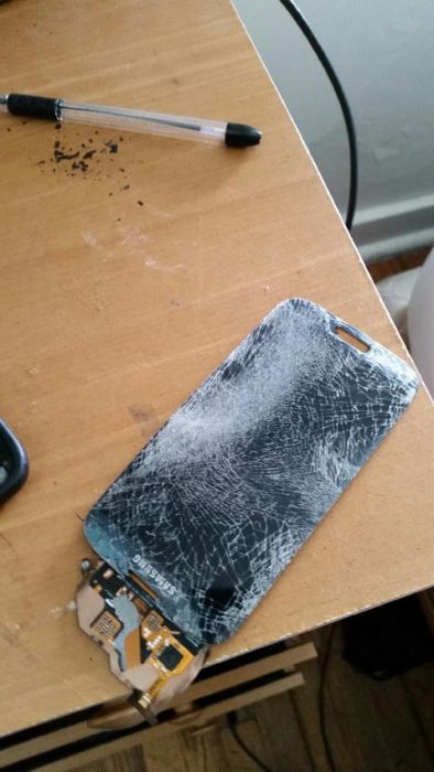 Смартфон Samsung Galaxy S4 взорвался и ранил владельца