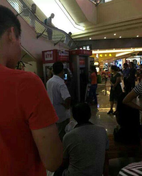Китаянка устроила расправу над банкоматом