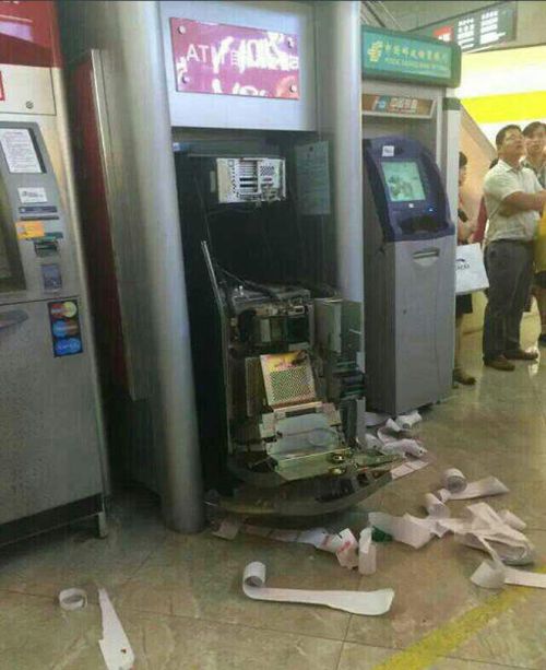 Китаянка устроила расправу над банкоматом