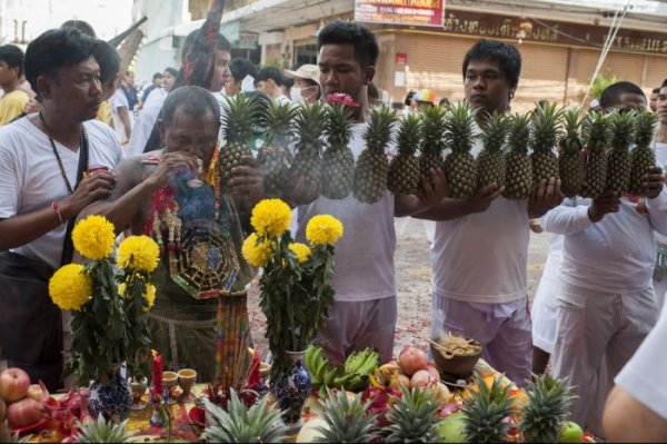 Шокирующий Вегетарианский фестиваль в Таиланде