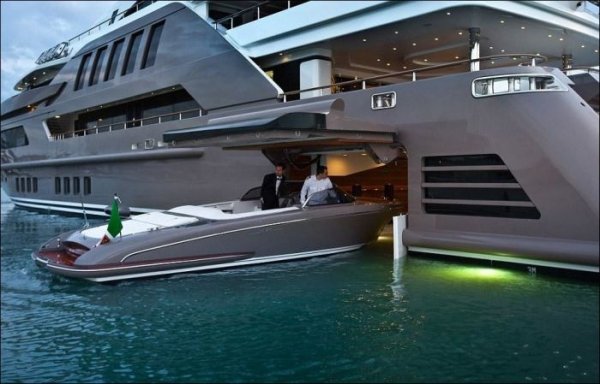 Уникальная яхта с "гаражом" для прогулочного катера