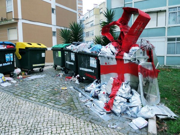 Стрит-арт из мусора