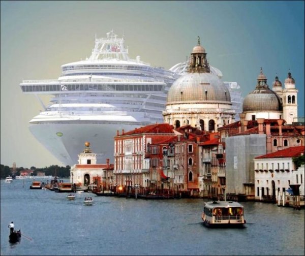 Впечатляющий контраст: огромный круизный лайнер в Венеции
