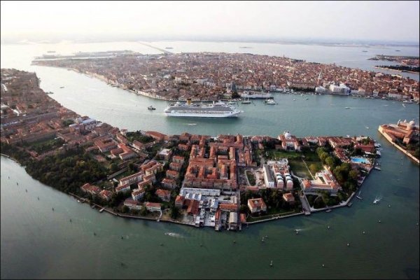 Впечатляющий контраст: огромный круизный лайнер в Венеции