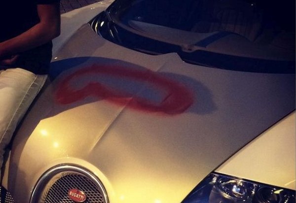 Хулиган нарисовал член на Bugatti Veyron