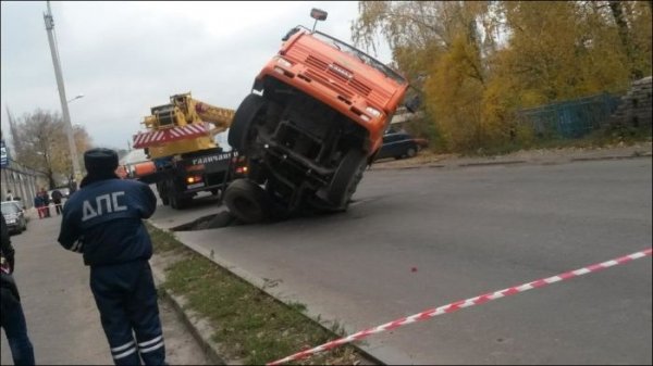 В Воронеже бетономешалка «КАМАЗ» провалилась под асфальт