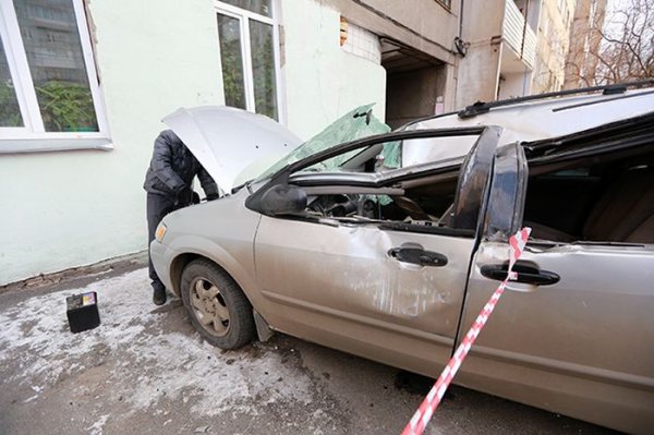 В Красноярске на автомобиль упала 250-килограммовая плита