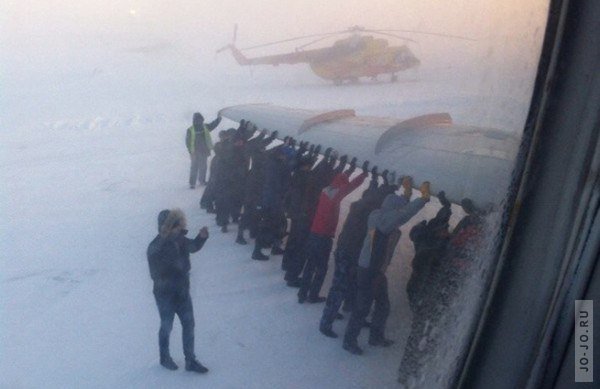 Пассажиры толкают самолет ТУ-134