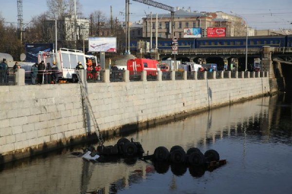 В Обводной канал упал бензовоз