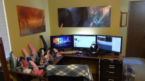 Как выглядит комната одинокой девушки-геймерши