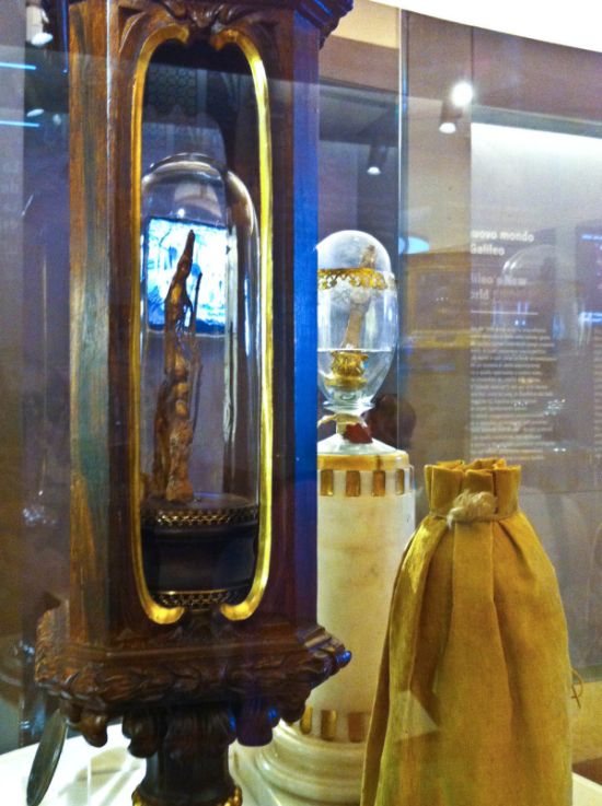 Средний палец Галилео Галилея в музее Флоренции