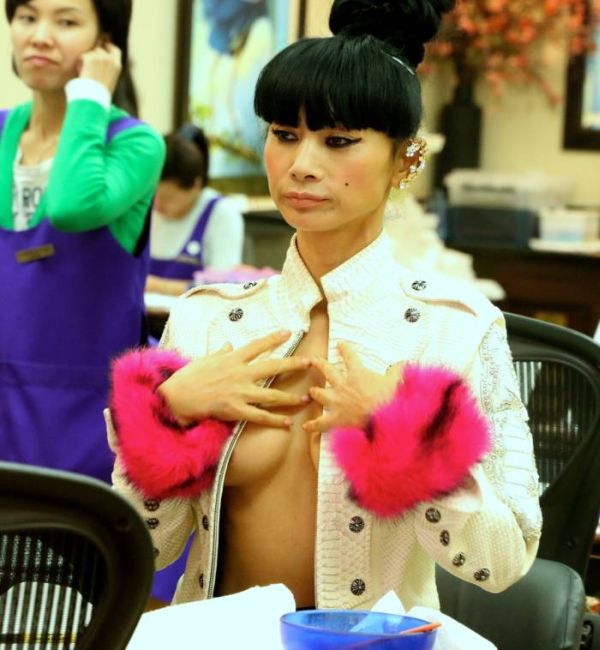 Актриса Бай Лин выбрала очень откровенный наряд для похода в салон красоты