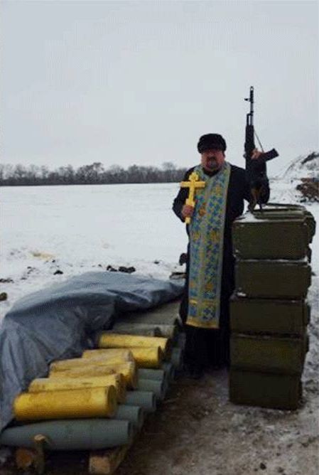 На Донбассе украинский священник делает селфи с оружием в руках