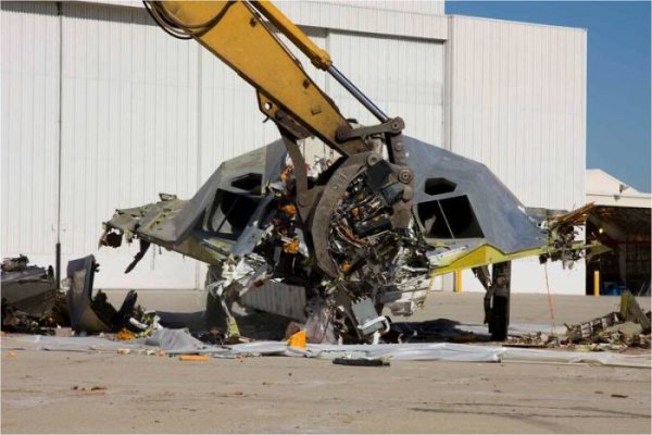 Как американцы утилизируют самолет Lockheed F-117