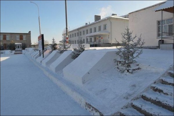 Оригинальное зимнее украшение воинских частей и городских улиц